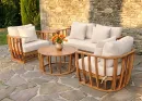 drewniany-komplet-wypoczynkowy-na-tarasie-z-jasnymi-poduszkami-nuvia-caffe-acacia-wood-bjorkka.webp