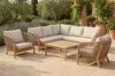 zestaw-mebli-ogrodowych-narozny-drewniany-z-plecionka-i-jasnymi-poduszkami-sofa-stolik-fotel-widok-produktowy.webp
