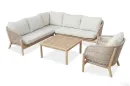 zestaw-mebli-ogrodowych-narozny-drewniany-z-jasnymi-poduszkami-sofa-stolik-i-fotel-widok-produktowy.webp