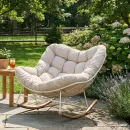 fotel-bujany-ronda-light-beige-marki-bjorkka-aranzacja-na-zielonym-tarasie.webp