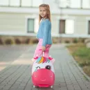 Walizka-dziecieca-na-kolkach-z-uroczym-motywem-2.webp