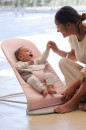 pol_pl_BABYBJORN-lezaczek-BALANCE-SOFT-COTTON-JERSEY-Jasny-Rozowy-Szary-9874_2.jpg