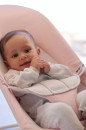 pol_pl_BABYBJORN-lezaczek-BALANCE-SOFT-COTTON-JERSEY-Jasny-Rozowy-Szary-9874_6.jpg