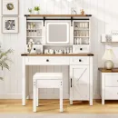 Toaletka-z-lustrem-LED-i-szklana-gablotka-oraz-taboretem-1.webp