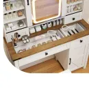 Toaletka-z-lustrem-LED-i-szklana-gablotka-oraz-taboretem-4.webp