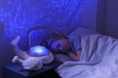 cloud-b-tranquil-whale-white-family-lampka-z-projekcja-swietlna-i-grzechotka-wieloryb-bialy_23002_9.jpg